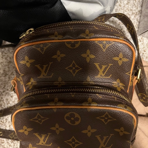 Ladies here’s a beautiful new Louis Vuitton, crossover body purse. - Picture 5 of 6